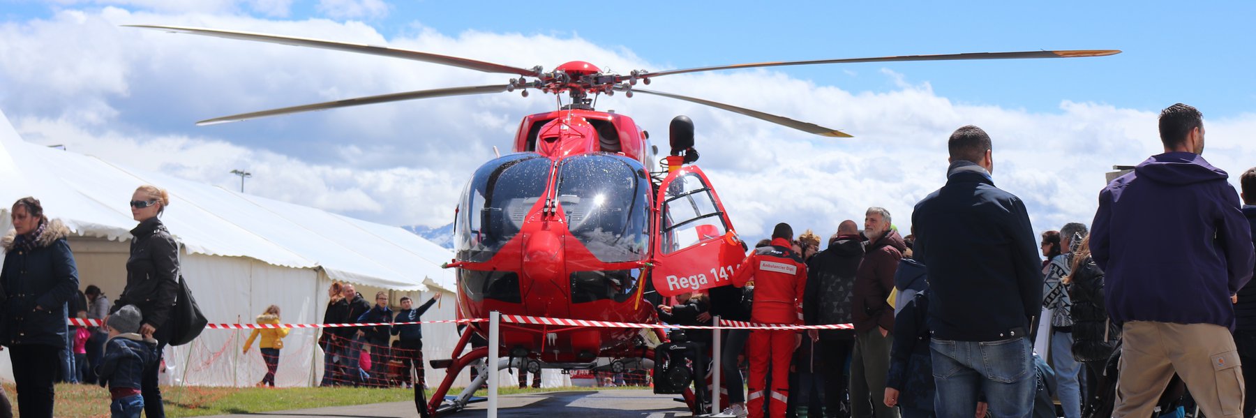 Le public venu en nombre découvrir le nouvel hélicoptère H145 de la Rega à Lausanne