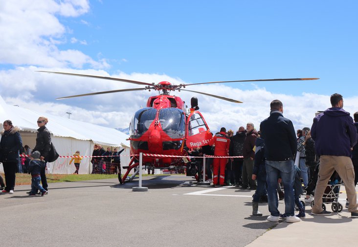Le public venu en nombre découvrir le nouvel hélicoptère H145 de la Rega à Lausanne
