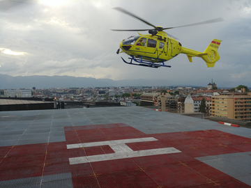 L'elicottero di soccorso di Ginevra si sta avvicinando a un eliporto