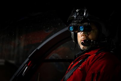 Ein Pilot mit Nachtsichtgerät.