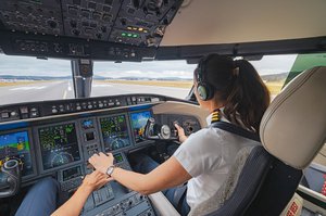 Daniela Bergamin nella cabina di pilotaggio mentre l'aereo decolla.