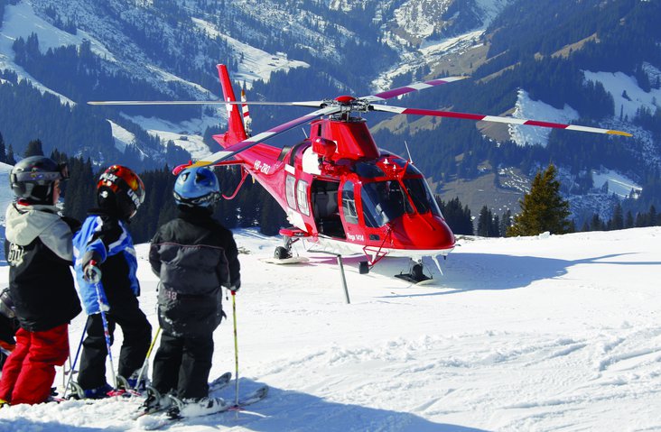 Die Rega im weihnachtlichen Einsatz für verletzte Wintersportler