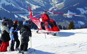 Die Rega im weihnachtlichen Einsatz für verletzte Wintersportler