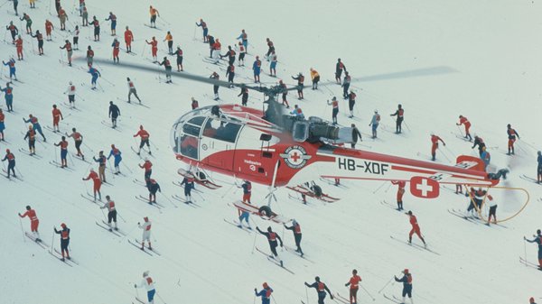 Photo dessinée: Hélicoptère et skieur