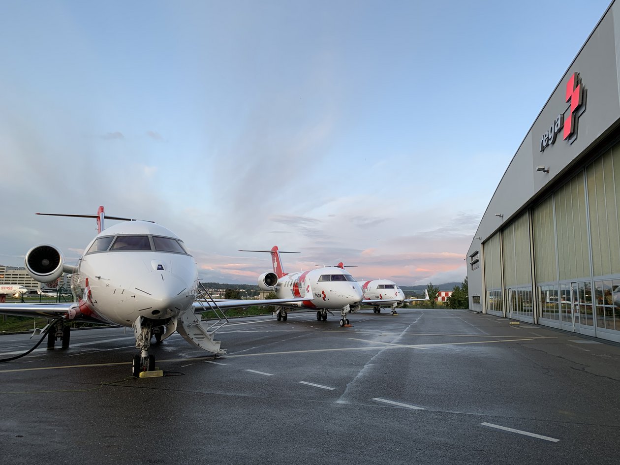 Die drei Ambulanzjets der Rega auf dem Vorplatz des Hangars des Rega-Centers am Flughafen Zürich