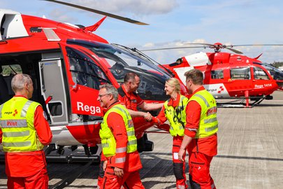 Die Rega-Crew vor dem neuen Helikopter bei der Übergabe.