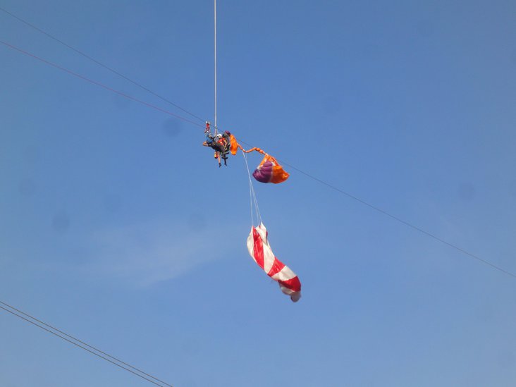 Le spécialiste du sauvetage du CAS libère le pilote du parapente. 