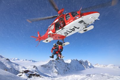 Agusta Westland Da Vinci Helikopter vor einem Berg