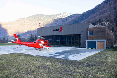 Rettungshelikopter Da Vinci vor dem Neubau der Rega-Basis Mollis