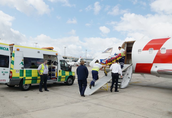 Die Rega Jet-Crew auf dem Flughafen in Gran Canaria