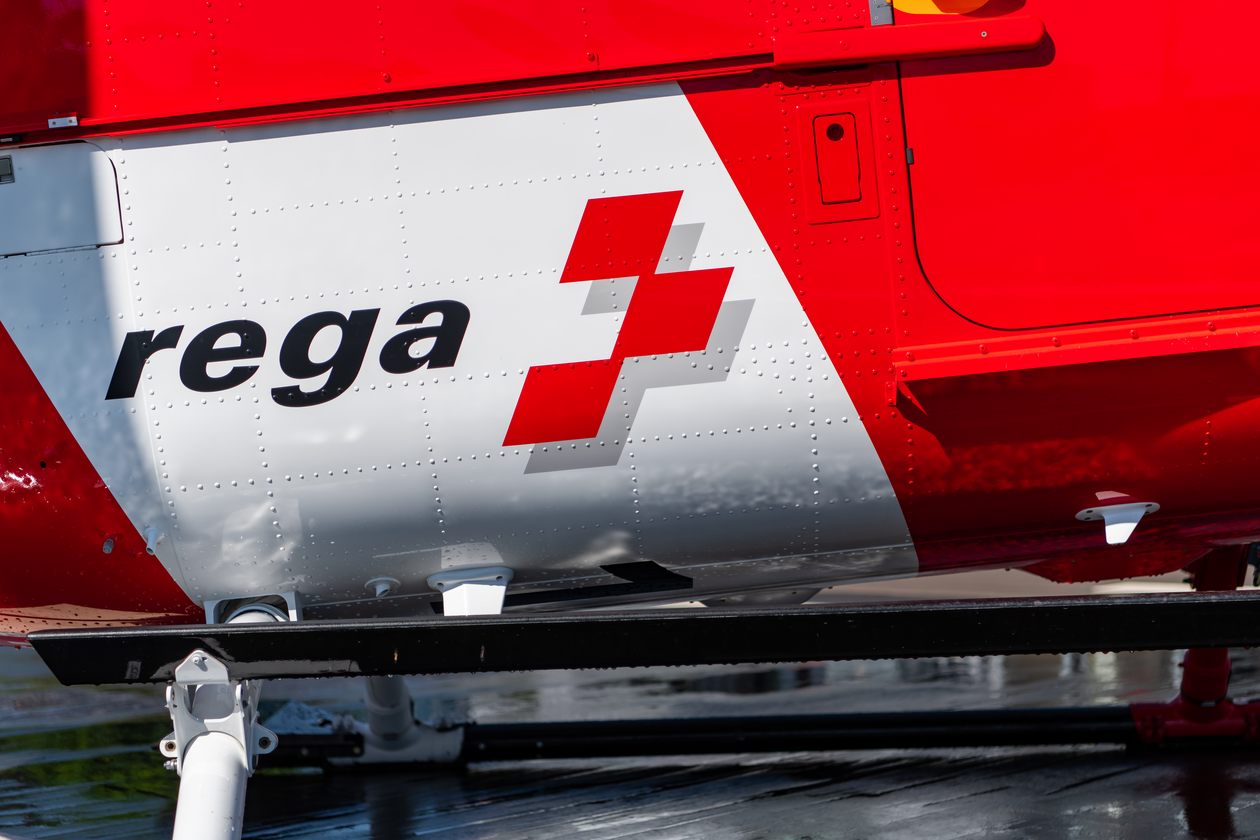 Gros plan du logo de la Rega sur l'hélicoptère