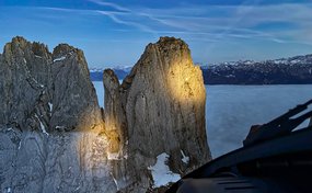 Die zwei Kletter im Kegel des Scheinwerfers