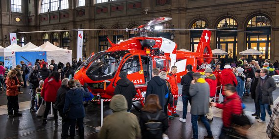Un hélicoptère de la Rega à la gare centrale de Zurich
