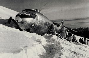  Il DC-3 Dakota dopo l'atterraggio di fortuna sul Gauligletscher