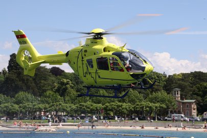  L'EC 135 vola sopra un lago