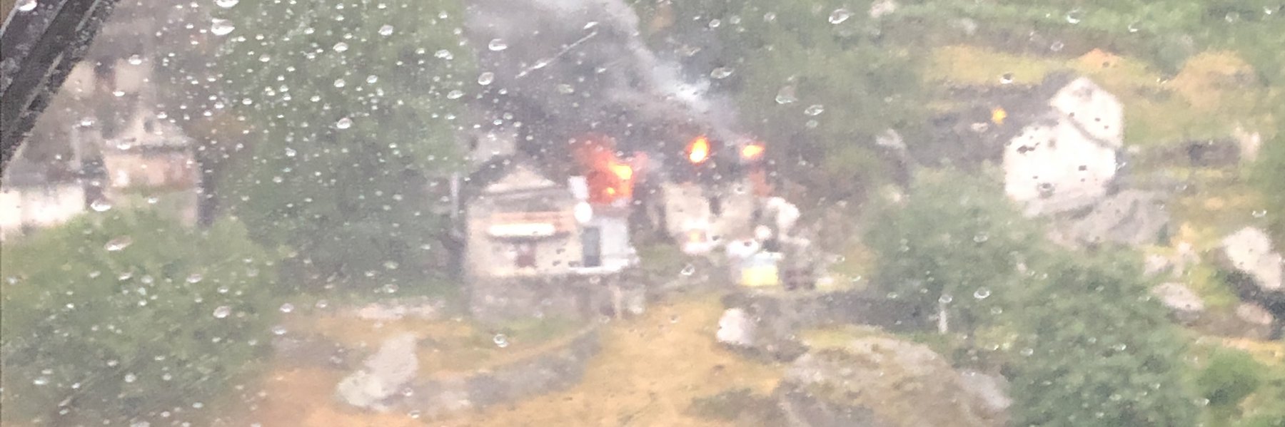 Il rustico in fiamme, visto dal cockpit dell'elicottero Rega