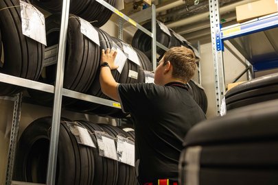 Logistiker vor Regal