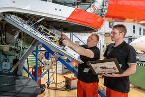 Des avioniciens au travail