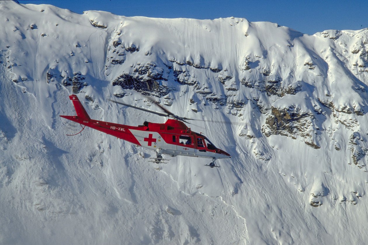 Agusta A109 K2 vor einer schneebedeckten Felswand