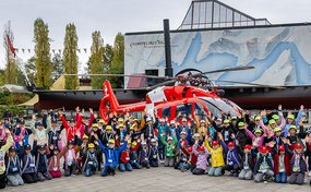Des enfants devant un hélicoptère de sauvetage