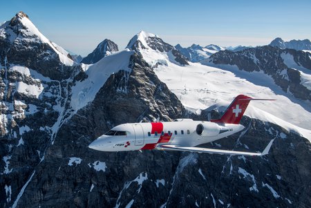Zum Downloadformular für das Bild Ambulanzjet Bombardier Challenger 650 über Alpen