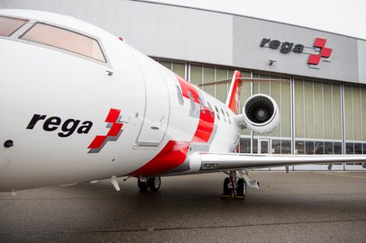 Avion devant le hangar