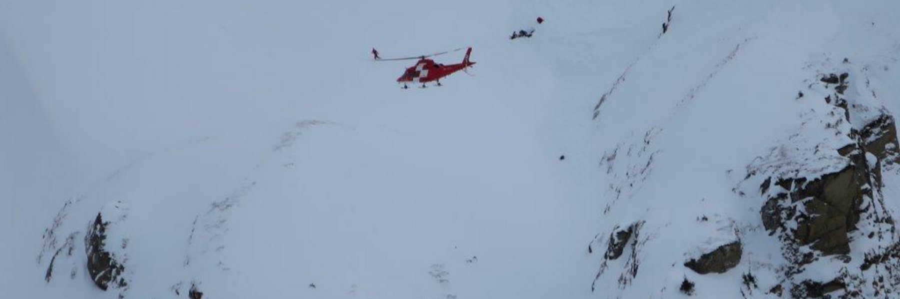 Rega 14 aus Wilderswil im Anflug auf die Unglücksstelle.