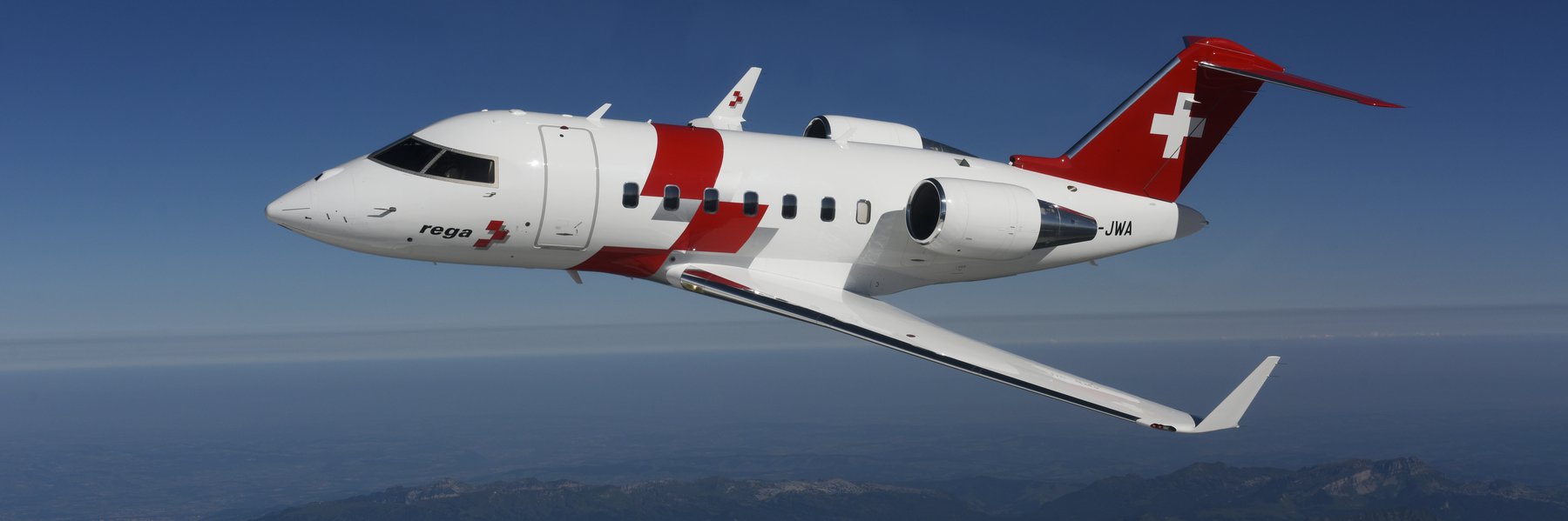 Uno dei tre jet ambulanza della Rega in volo.