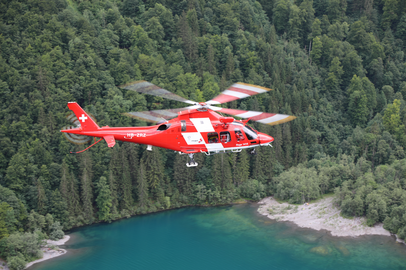 AgustaWestland Da Vinci survole un lac