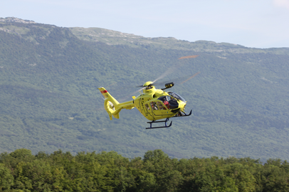 EC135 sopra un bosco
