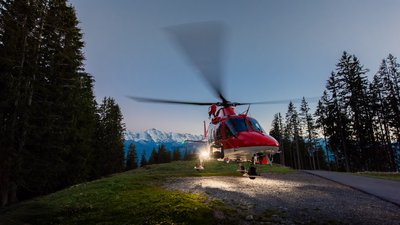 Helikopter in der Nacht mit Scheinwerfer