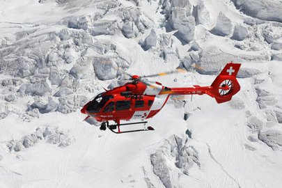 Airbus H145 di fronte alle montagne innevate