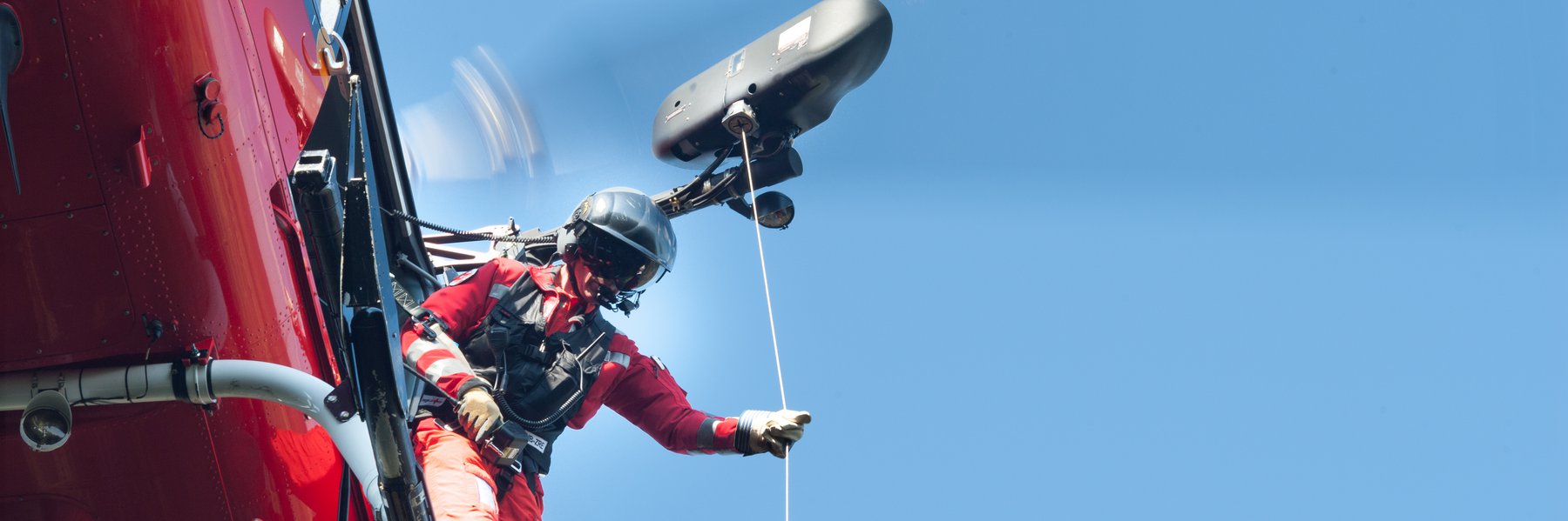 Le sauveteur conduit le treuil