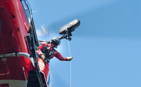Le sauveteur conduit le treuil