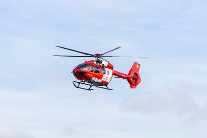 Ein Rega-Rettungshelikopter mit der Kennung HB-TIK in der Luft.