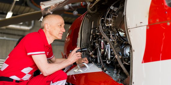 Un mécanicien de la Rega travaillant sur un hélicoptère