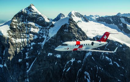 Challenger 650 über den Bergen