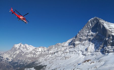 Helikopter im Flug vor Berg