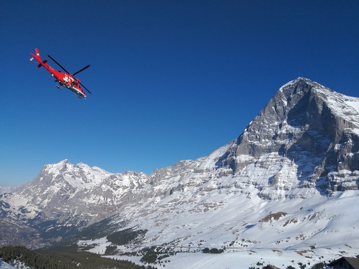 Helikopter im Flug vor Berg