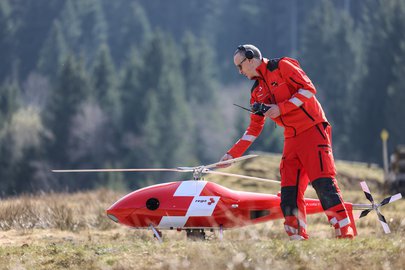 Fachspezialist Suche steht neben der Rega-Drohne