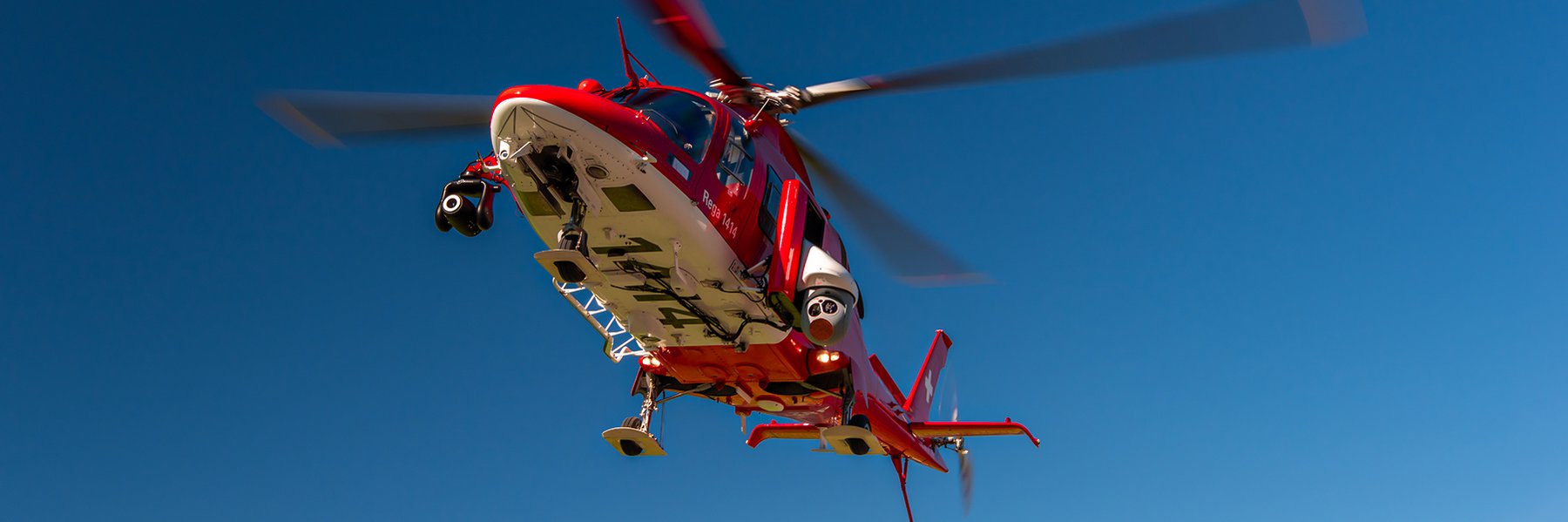 Elicottero di ricerca contro un cielo blu 