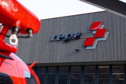 Detailansicht der Holzfassade vom Hangar der Rega-Basis Mollis