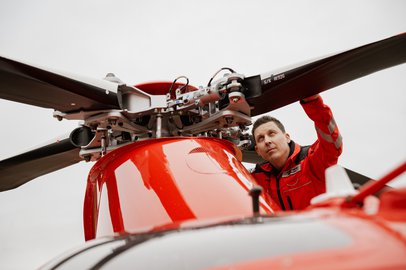 Un mécanicien d'hélicoptère travaille sur le rotor