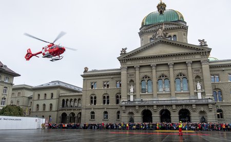 Der neue Rega-Helikopter landet auf dem Bundesplatz