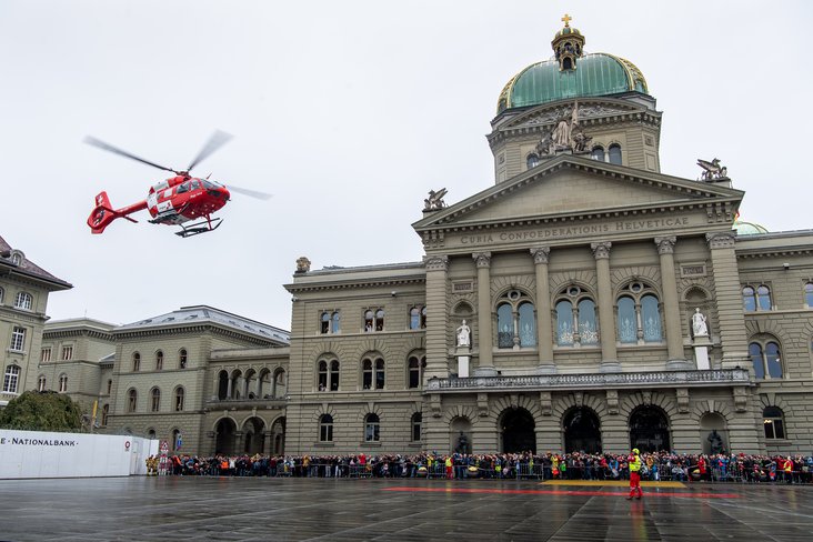 Der neue Rega-Helikopter landet auf dem Bundesplatz