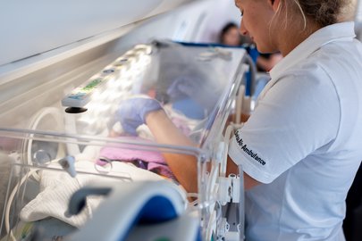 A bordo del jet ambulanza Rega: durante il volo, l’infermiera specializzata in neonatologia Nicole Grieder si prende amorevolmente cura di Emilia.
