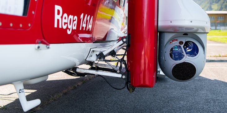 Ein Helikopter mit Wärmebildkamera.