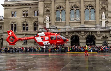 Le nouvel hélicoptère de sauvetage H145 sur la place fédérale de Berne