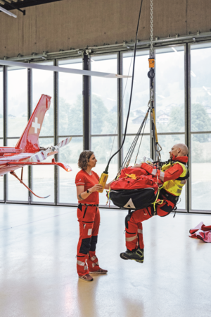 Rega-Rettungssanitäterin Jacqueline Zbaeren überwacht das Winden-Training ihres Kollegen in der Heli-Basis.