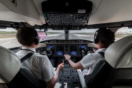 Zum Downloadformular für das Bild Blick ins Cockpit eines Rega-Jets mit einem Piloten und einer Pilotin während des Starts.